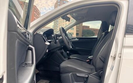 Volkswagen Tiguan II, 2021 год, 2 600 000 рублей, 21 фотография