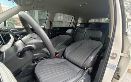 Volkswagen Tiguan II, 2021 год, 2 600 000 рублей, 19 фотография