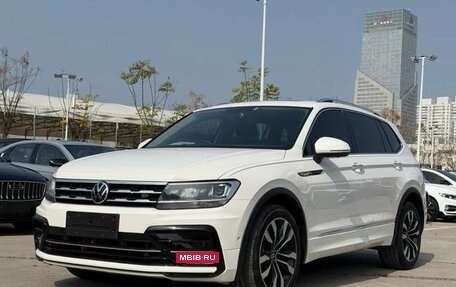 Volkswagen Tiguan II, 2021 год, 2 600 000 рублей, 2 фотография