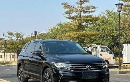 Volkswagen Tiguan II, 2021 год, 2 600 000 рублей, 3 фотография