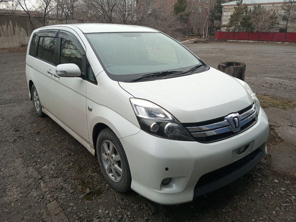 Toyota ISis I рестайлинг, 2012 год, 1 200 000 рублей, 2 фотография