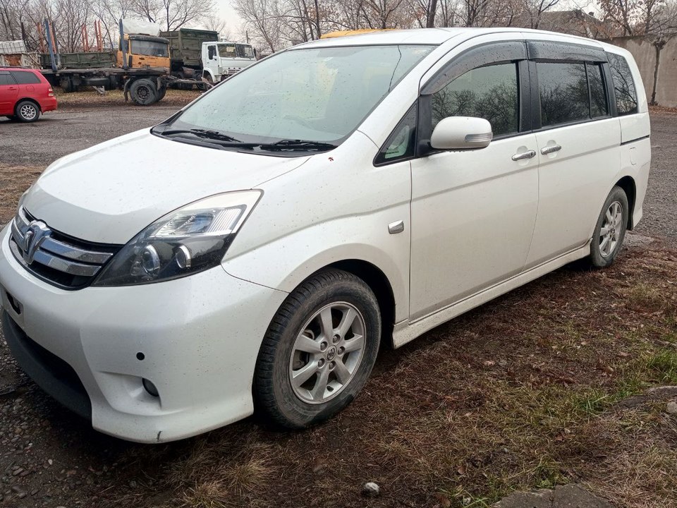 Toyota ISis I рестайлинг, 2012 год, 1 200 000 рублей, 7 фотография