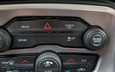 Dodge Challenger III рестайлинг 2, 2019 год, 3 300 000 рублей, 7 фотография