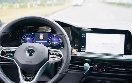 Volkswagen Golf VIII, 2022 год, 2 100 000 рублей, 11 фотография