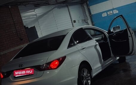 Hyundai Sonata VI, 2011 год, 825 000 рублей, 3 фотография