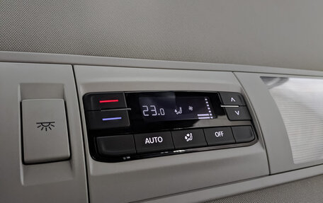 Volkswagen Multivan T6 рестайлинг, 2021 год, 6 500 000 рублей, 28 фотография