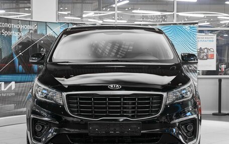 KIA Carnival III, 2020 год, 2 400 000 рублей, 2 фотография