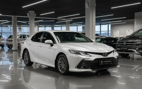 Toyota Camry, 2021 год, 3 080 000 рублей, 2 фотография