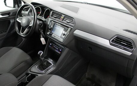 Volkswagen Tiguan II, 2021 год, 2 390 000 рублей, 6 фотография