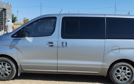 Hyundai H-1 II рестайлинг, 2012 год, 1 580 000 рублей, 2 фотография