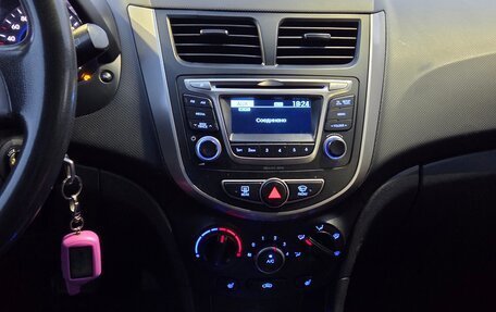 Hyundai Solaris II рестайлинг, 2015 год, 1 000 000 рублей, 2 фотография