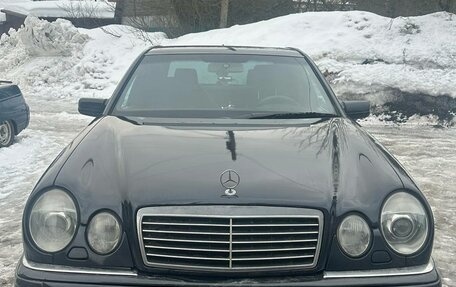 Mercedes-Benz E-Класс, 1999 год, 650 000 рублей, 1 фотография