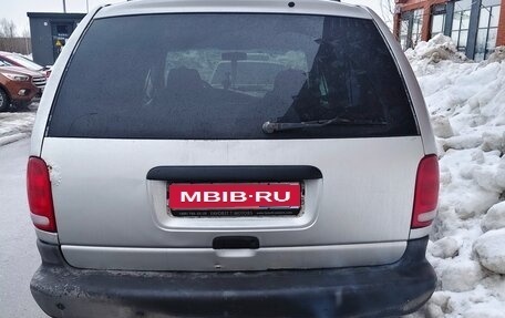 Chrysler Voyager III, 2000 год, 350 000 рублей, 1 фотография