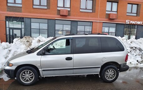 Chrysler Voyager III, 2000 год, 350 000 рублей, 2 фотография
