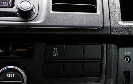 Volkswagen Caravelle T6 рестайлинг, 2017 год, 2 849 000 рублей, 19 фотография