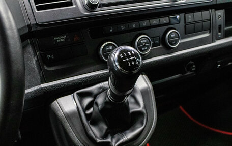 Volkswagen Caravelle T6 рестайлинг, 2017 год, 2 849 000 рублей, 20 фотография