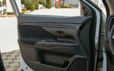 Mitsubishi Outlander III рестайлинг 3, 2021 год, 2 055 000 рублей, 11 фотография