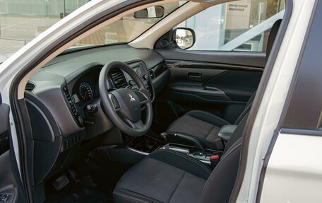 Mitsubishi Outlander III рестайлинг 3, 2021 год, 2 055 000 рублей, 12 фотография