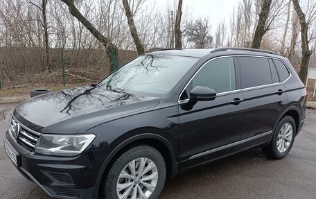 Volkswagen Tiguan II, 2018 год, 2 100 000 рублей, 2 фотография