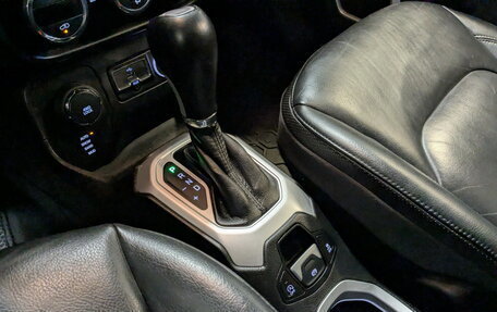 Jeep Renegade I рестайлинг, 2015 год, 1 700 000 рублей, 26 фотография