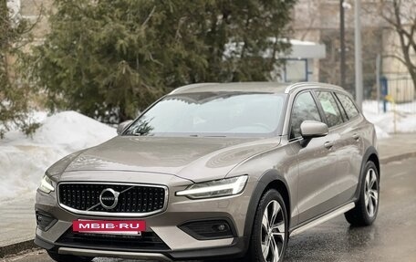 Volvo V60 Cross Country II, 2020 год, 3 600 000 рублей, 3 фотография