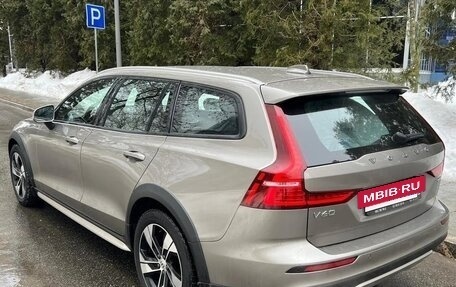 Volvo V60 Cross Country II, 2020 год, 3 600 000 рублей, 2 фотография