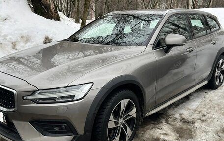 Volvo V60 Cross Country II, 2020 год, 3 600 000 рублей, 5 фотография
