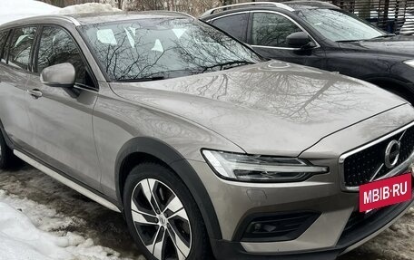 Volvo V60 Cross Country II, 2020 год, 3 600 000 рублей, 6 фотография