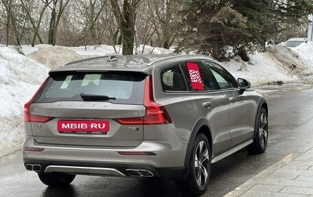 Volvo V60 Cross Country II, 2020 год, 3 600 000 рублей, 4 фотография