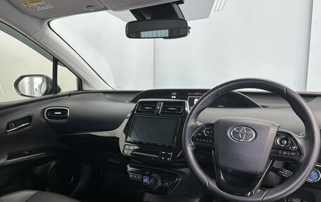 Toyota Prius IV XW50, 2019 год, 2 200 000 рублей, 4 фотография