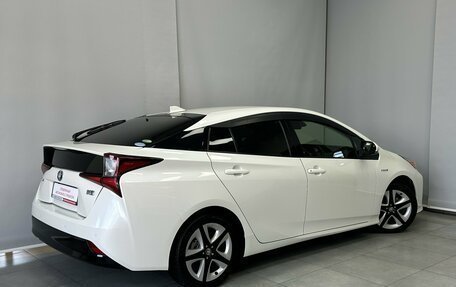 Toyota Prius IV XW50, 2019 год, 2 200 000 рублей, 3 фотография