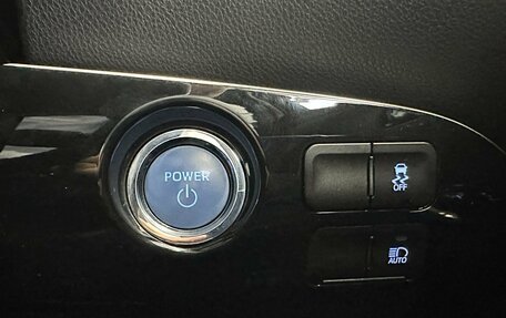 Toyota Prius IV XW50, 2019 год, 2 200 000 рублей, 12 фотография