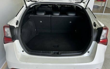 Toyota Prius IV XW50, 2019 год, 2 200 000 рублей, 11 фотография