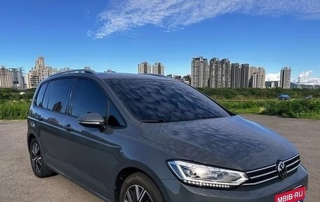 Volkswagen Touran III, 2023 год, 1 450 000 рублей, 2 фотография