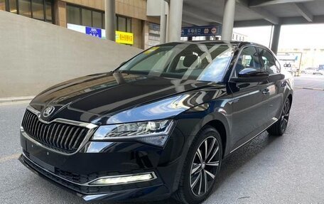 Skoda Superb III рестайлинг, 2023 год, 1 650 000 рублей, 1 фотография