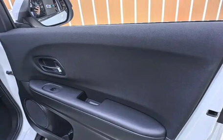 Honda Vezel, 2022 год, 1 550 000 рублей, 13 фотография