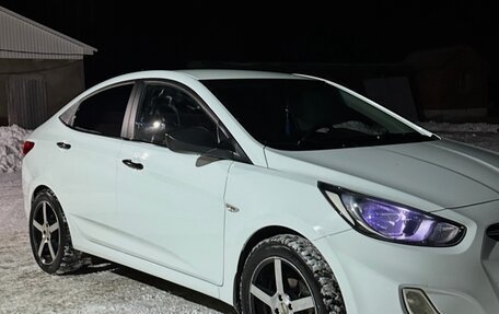 Hyundai Solaris II рестайлинг, 2012 год, 700 000 рублей, 3 фотография