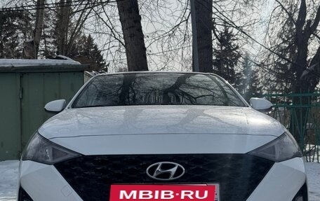 Hyundai Solaris II рестайлинг, 2021 год, 1 550 000 рублей, 1 фотография