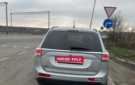 Mitsubishi Outlander III рестайлинг 3, 2013 год, 1 700 000 рублей, 8 фотография