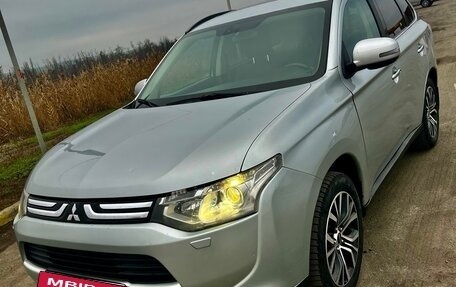 Mitsubishi Outlander III рестайлинг 3, 2013 год, 1 700 000 рублей, 6 фотография