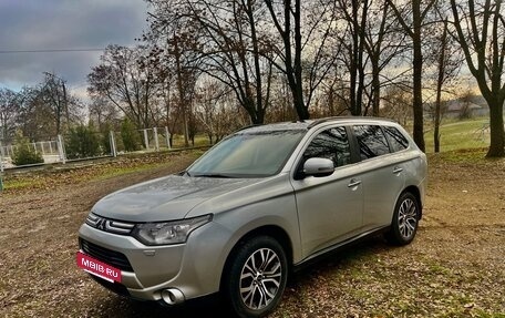 Mitsubishi Outlander III рестайлинг 3, 2013 год, 1 700 000 рублей, 2 фотография