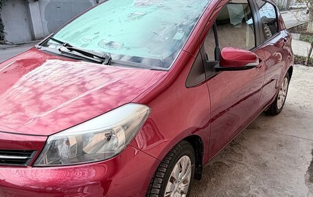 Toyota Yaris III рестайлинг, 2012 год, 1 250 000 рублей, 2 фотография