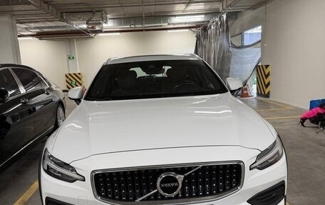 Volvo V60 Cross Country II, 2020 год, 3 800 000 рублей, 1 фотография