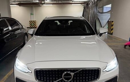 Volvo V60 Cross Country II, 2020 год, 3 800 000 рублей, 2 фотография