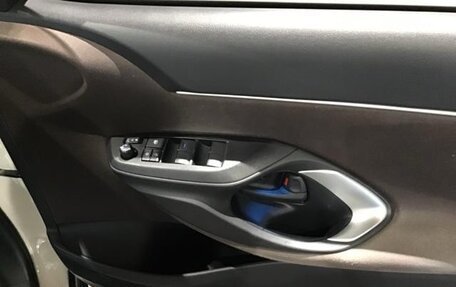 Toyota Yaris Cross, 2022 год, 1 572 000 рублей, 30 фотография