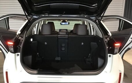 Toyota Yaris Cross, 2022 год, 1 572 000 рублей, 34 фотография