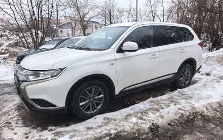 Mitsubishi Outlander III рестайлинг 3, 2018 год, 1 450 000 рублей, 2 фотография