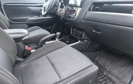 Mitsubishi Outlander III рестайлинг 3, 2018 год, 1 450 000 рублей, 3 фотография