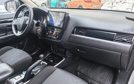 Mitsubishi Outlander III рестайлинг 3, 2018 год, 1 450 000 рублей, 10 фотография