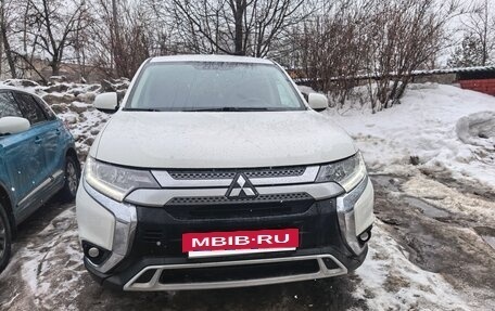 Mitsubishi Outlander III рестайлинг 3, 2018 год, 1 450 000 рублей, 13 фотография